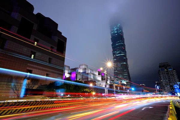 Taipei tráfico de la ciudad por la noche — Foto de Stock