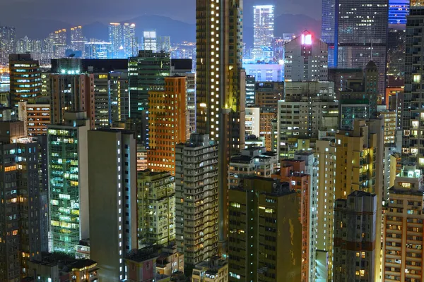 Budynek w nocy w hong Kongu — Zdjęcie stockowe
