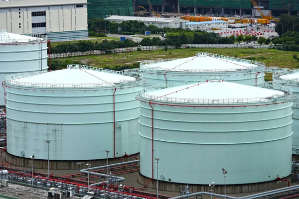 Grande tanque de armazenamento de óleo de metal — Fotografia de Stock