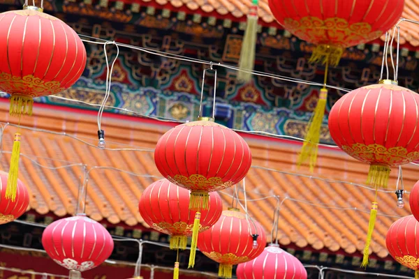 Linterna roja en templo chino — Foto de Stock