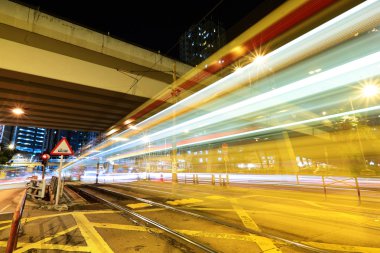 Gece şehir merkezinde trafik