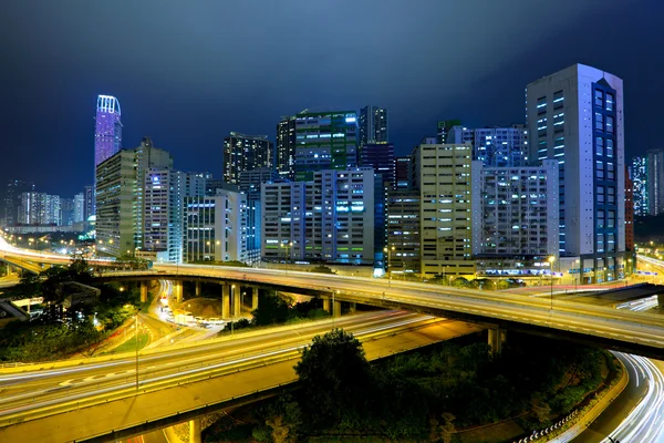 Traffico e autostrada di notte — Foto Stock