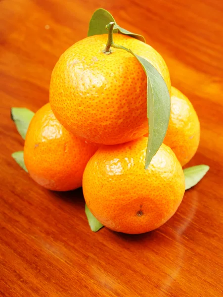 Mandarin ahşap zemin üzerinde — Stok fotoğraf