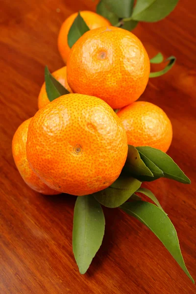 Mandarin ahşap zemin üzerinde — Stok fotoğraf
