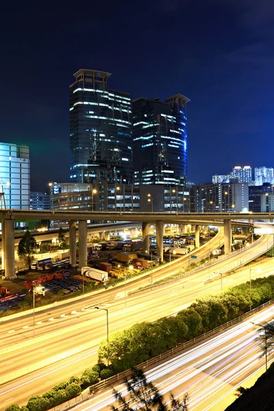 Trânsito e rodovia à noite — Fotografia de Stock