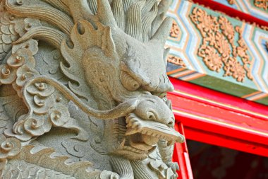Tapınakta Çin ejderhası heykeli