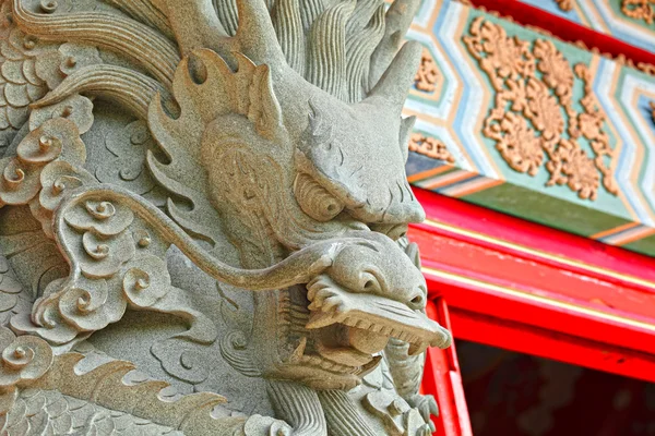 Chinese draak standbeeld in tempel — Stockfoto