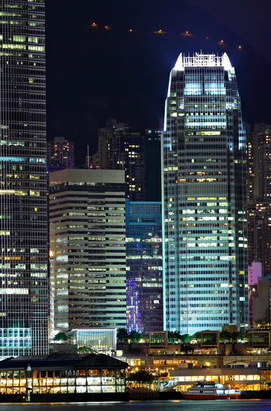 Détails des bâtiments d'affaires la nuit à Hong Kong — Photo
