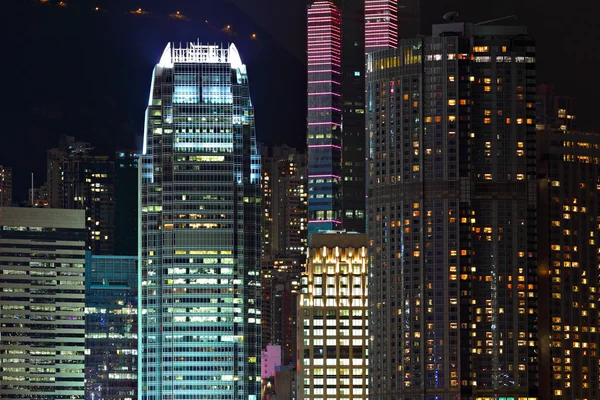 Detaljer för business byggnader på kvällen i hong kong — Stockfoto