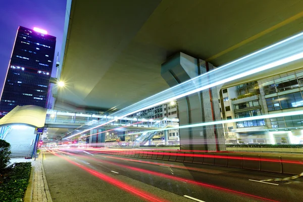 Città di notte sentieri semaforici — Foto Stock