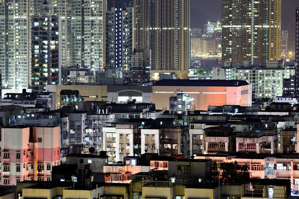 Gedrängtes Gebäude in der Nacht — Stockfoto