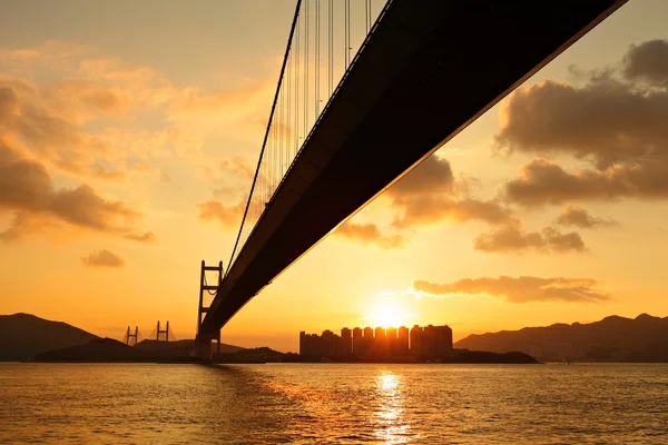 Tsing ma brug in zonsondergang — Stockfoto