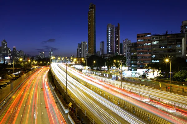 Trânsito da cidade à noite — Fotografia de Stock