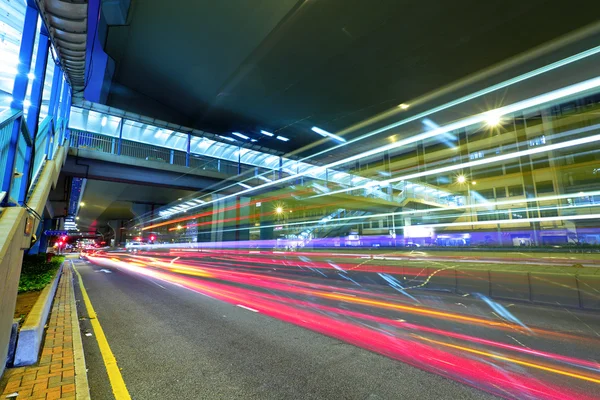 夜に近代的な都市交通 — ストック写真