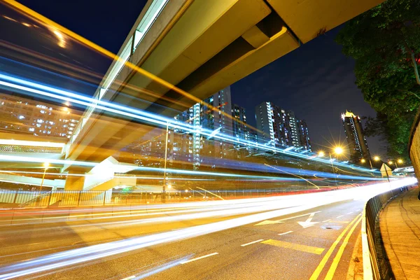 Moderne stedelijke traffic's nachts — Stockfoto