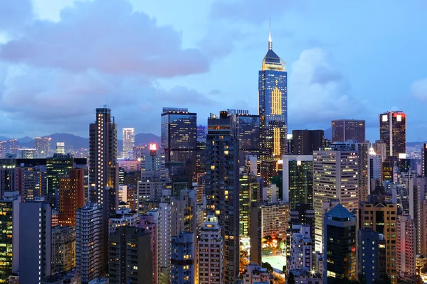 Κτίριο τη νύχτα στο Χονγκ Κονγκ — Φωτογραφία Αρχείου