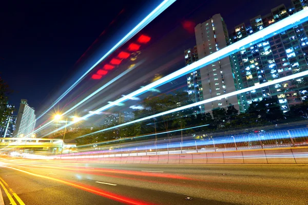 Tráfico urbano moderno por la noche — Foto de Stock