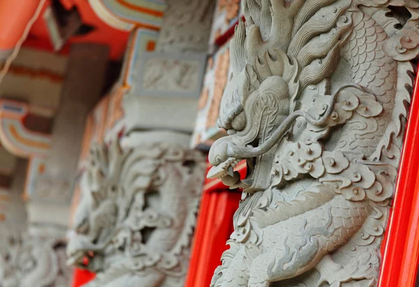 Lohikäärme patsas temppelissä — kuvapankkivalokuva