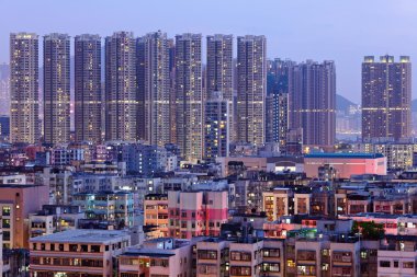 Hong kong şehir merkezinde gece birçok bina ile