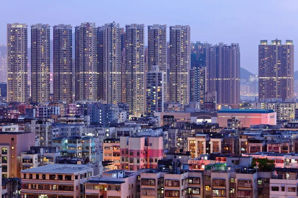 Центр Гонконга с многочисленными зданиями ночью — стоковое фото