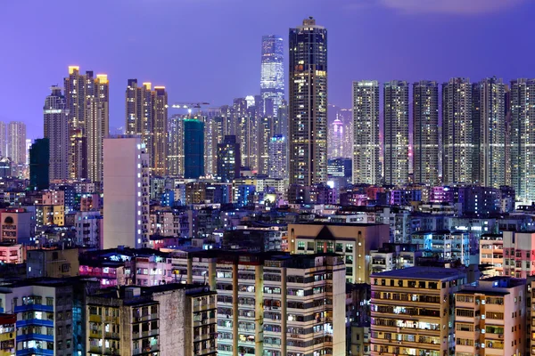 Gedrängtes Gebäude in der Nacht in Hongkong — Stockfoto