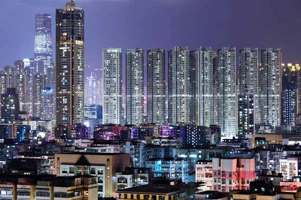 Overvolle gebouw 's nachts in hong kong — Stockfoto