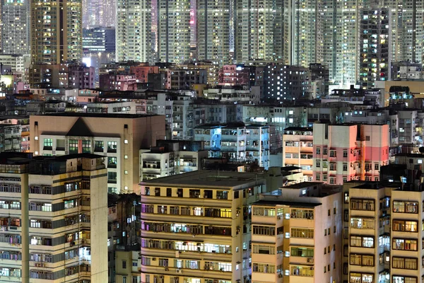 Přeplněné budova v noci v hong Kongu — Stock fotografie