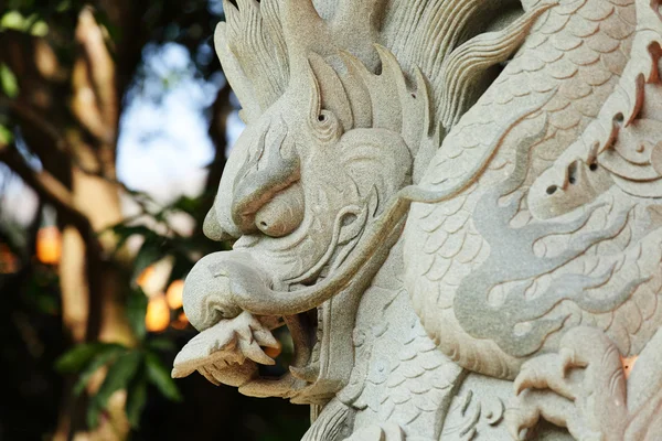 Dragon standbeeld in tempel — Stockfoto