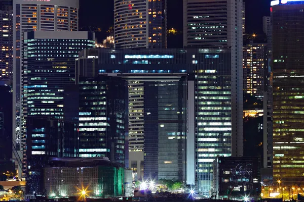 Detalhes de edifícios de negócios à noite em Hong Kong — Fotografia de Stock