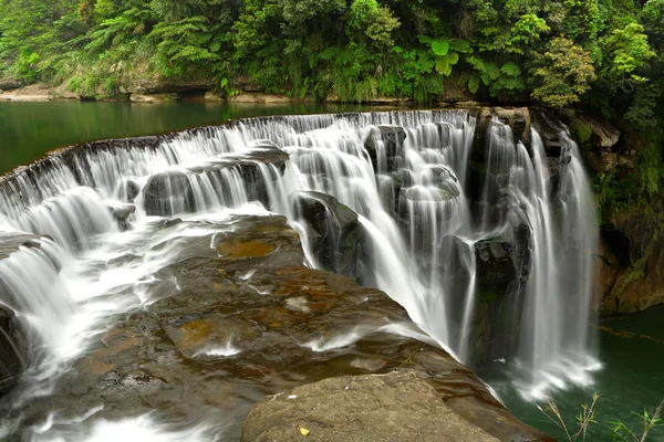 Wodospad na Tajwanie shifen — Zdjęcie stockowe
