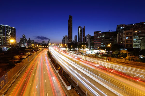Verkeer op snelweg in stedelijke nachts — Stockfoto