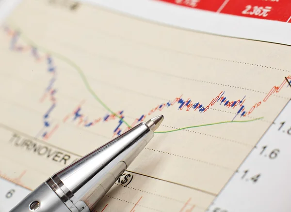 Gráfico financeiro de negócios com caneta — Fotografia de Stock