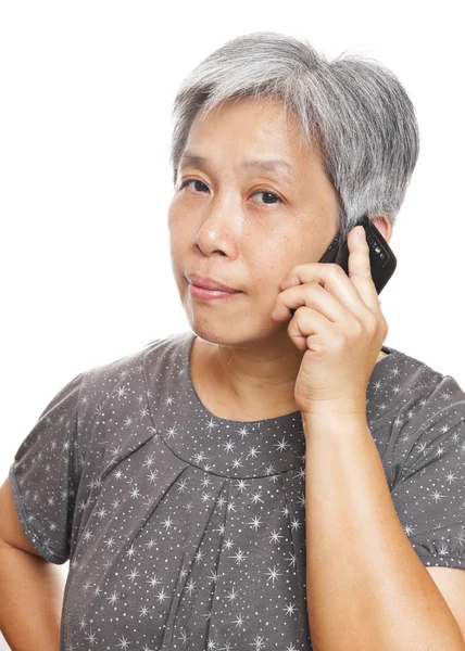 Volwassen vrouw met behulp van mobiele telefoon — Stockfoto