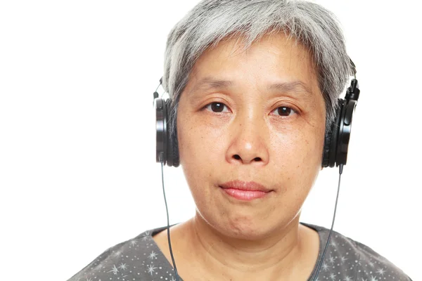 Volwassen vrouw luisteren muziek — Stockfoto