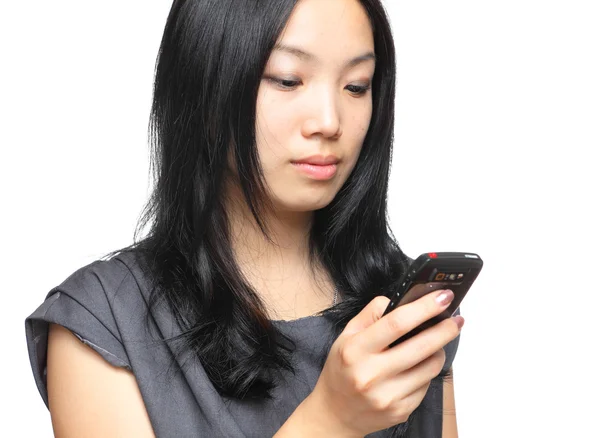 Девушка читает смс на телефоне — стоковое фото