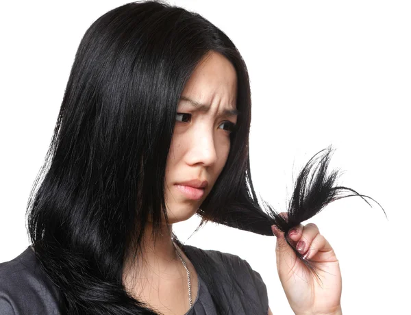 У женщины проблемы с волосами — стоковое фото