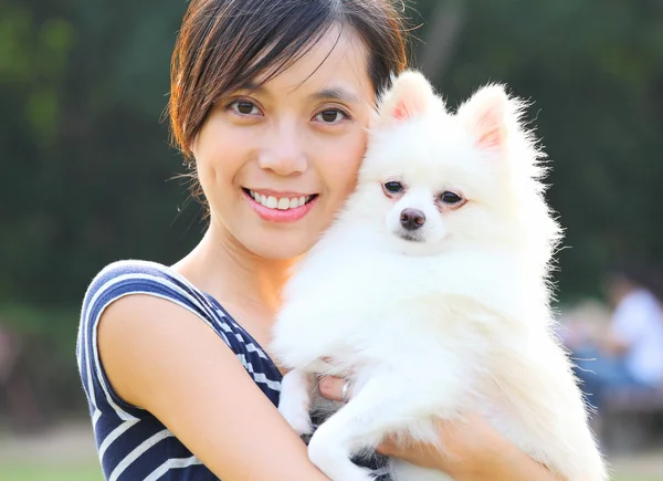 Köpek ile genç kız — Stok fotoğraf