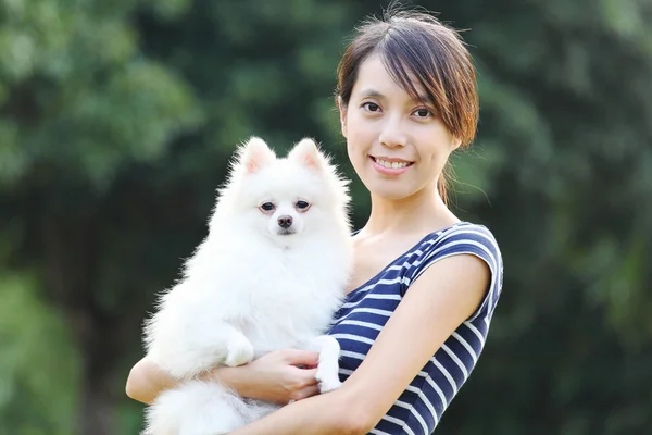 Молодая девушка с собакой — стоковое фото