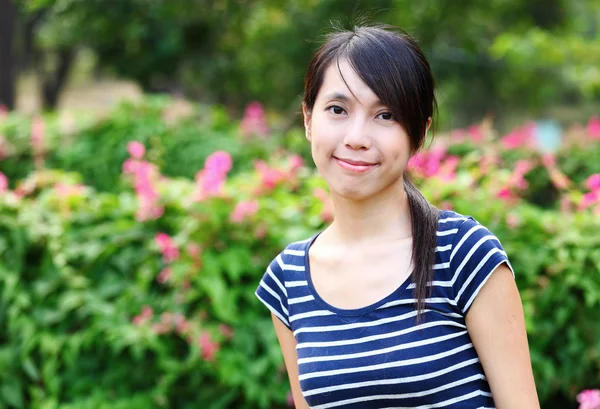 Mladá asijská žena — Stock fotografie