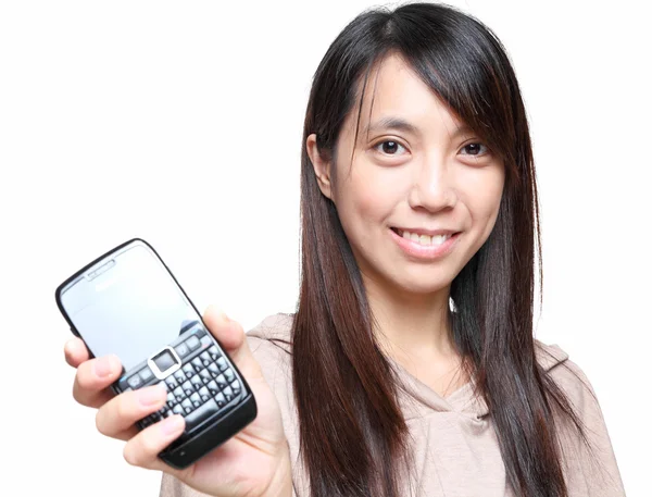 Chica mostrando el teléfono móvil — Foto de Stock