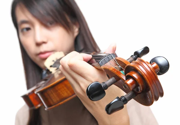 Junge Frau spielt Geige — Stockfoto
