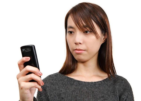 Chica leer sms en el teléfono — Foto de Stock