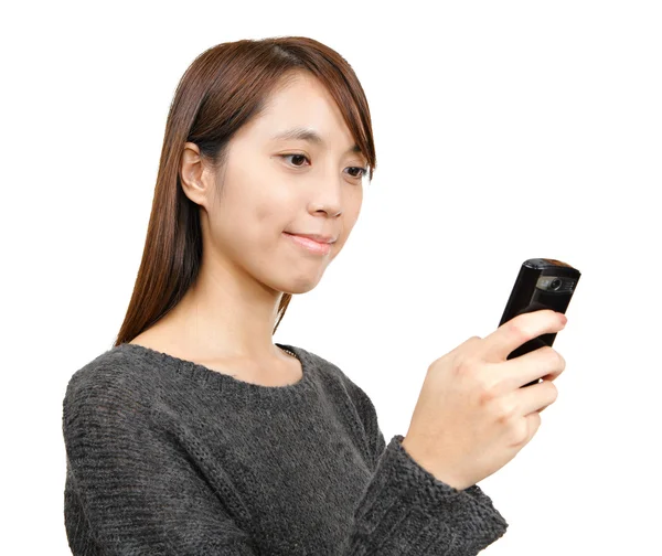 Mädchen liest SMS am Telefon — Stockfoto