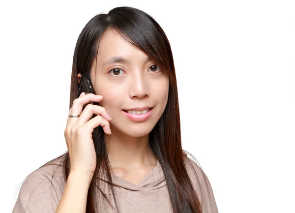 Молодая азиатка в телефонном разговоре — стоковое фото