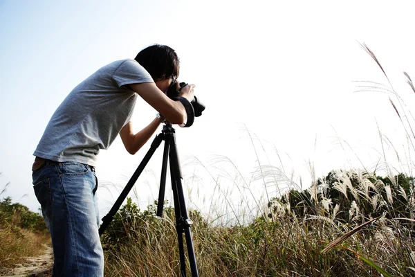 Fotógrafo tomando fotos en el campo —  Fotos de Stock