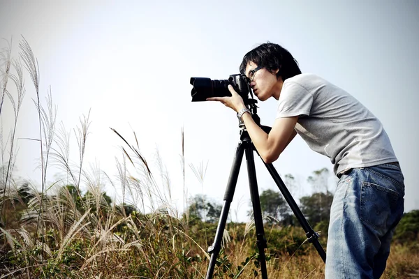 Fotograf tar foto på landet sida — Stockfoto