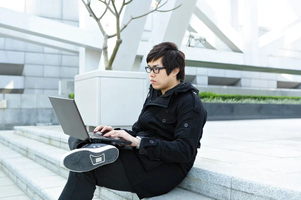 Mann benutzt Computer im Freien — Stockfoto