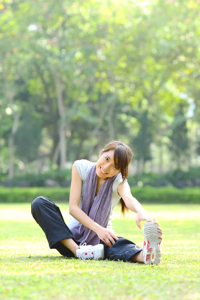 Mulher fazendo exercício de alongamento — Fotografia de Stock