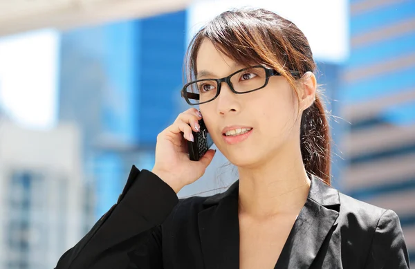 Jovem mulher de negócios com telefone móvel — Fotografia de Stock