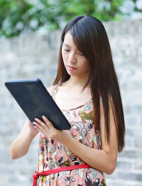 Jeune femme utilisant tablette ordinateur tactile — Photo